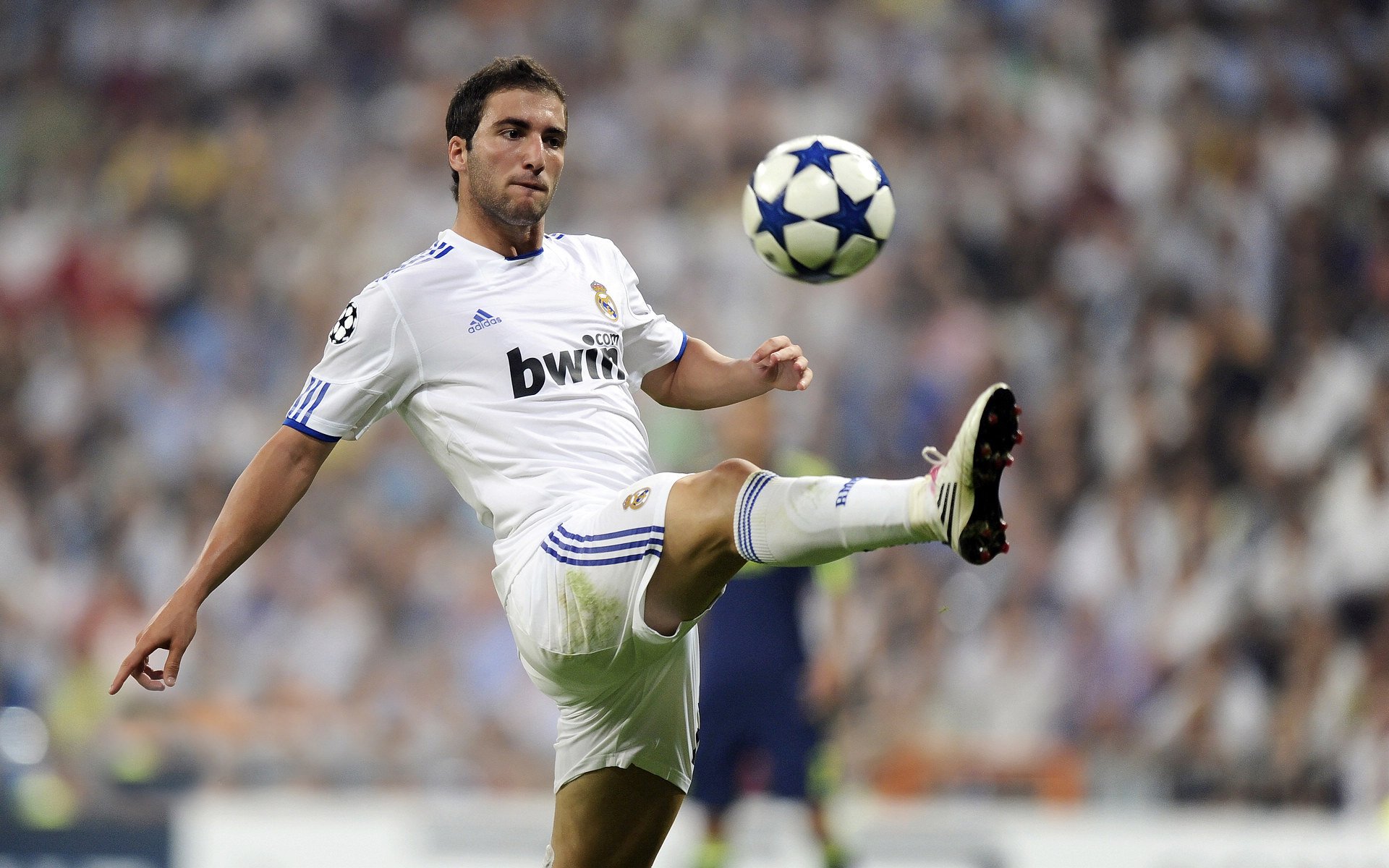 巴黎签下一名世界级中场，阵容更上一层楼，巴黎中场核心